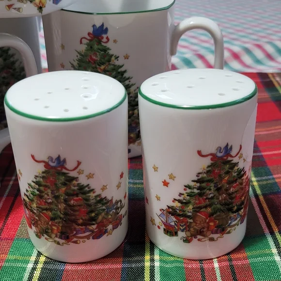 Seizan Fine China Christmas Mugs and Salt an Pepper Shaker. Very Rare Find! - Picture 3 of 8